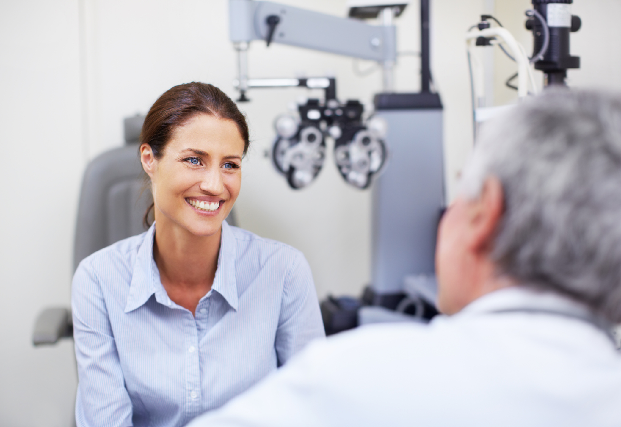 Retinal Conditions | A mature optometrist talking to a patient